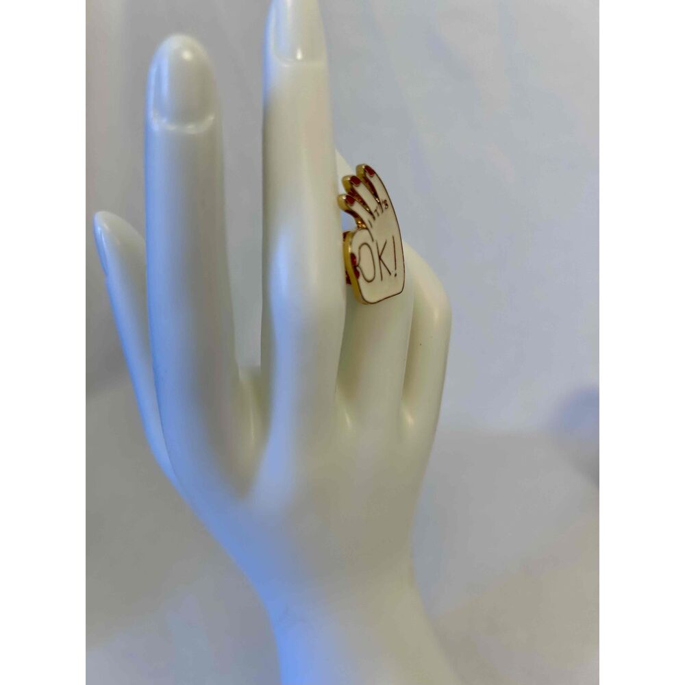 Red White Enamel OK Hand Sign Gesture‎ Lapel Pin Unisex Accessory - Picture 2 of 4